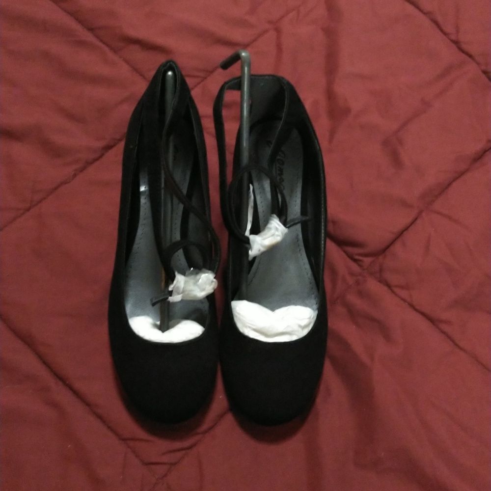 Go max Black Suede small wedge heel size 7.